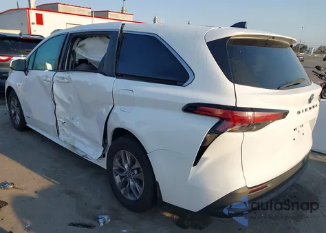 2021 Toyota Sienna Le z USA, uszkodzony, nr VIN 5TDKRKEC1MS016840